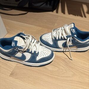 Nike men’s Sneakers in Navy and White